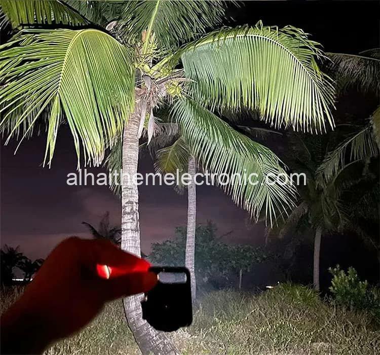 ميدالية مع كشاف متعدد الاستخدام قابل للشحن Rechargeable Torch - الصورة 2
